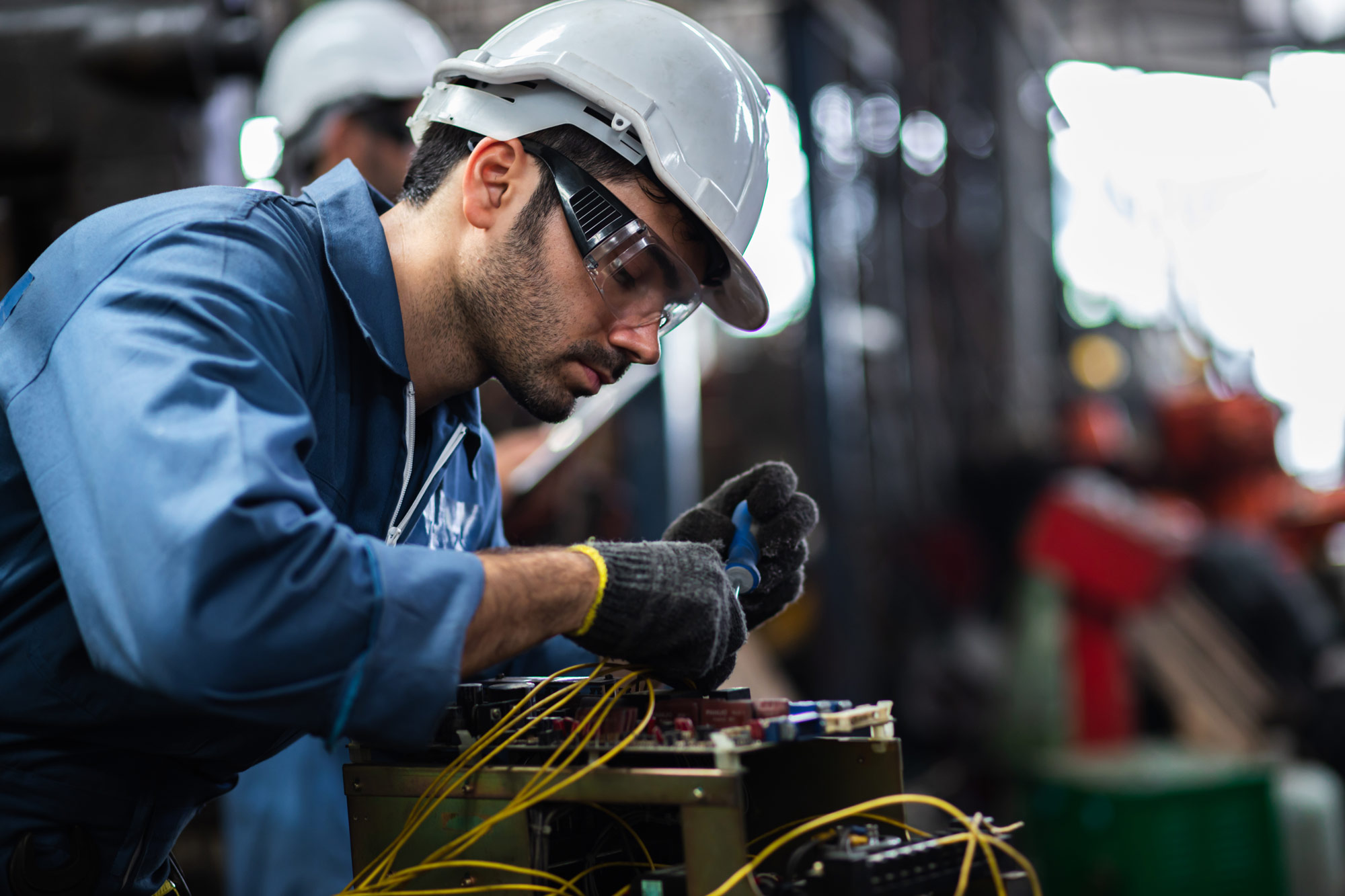 Engineer-manual-workers-standing-in-a-aluminum-mill-and-working-together