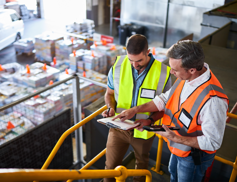 workers-with-clipboard