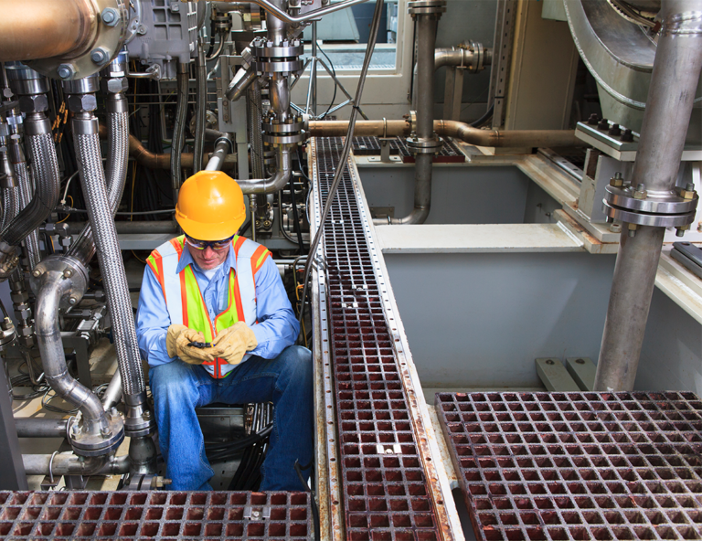 worker-with-phone